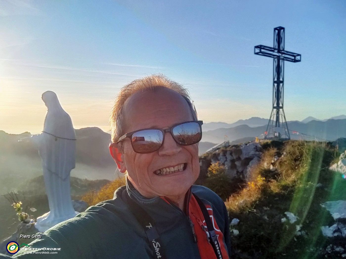 71 Selfie controsole con la Madonnina e la croce.jpg